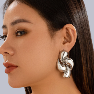 Brincos Geométricos de Metal em Formato de Lágrima